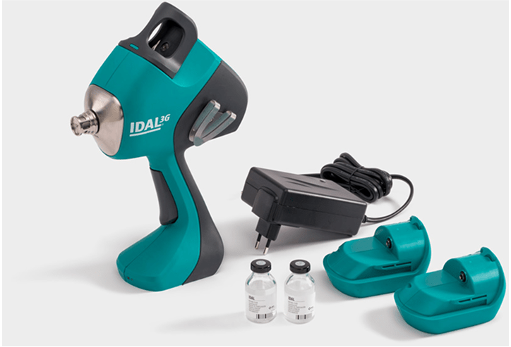 Dispositivo IDAL com acessórios. Carregador, baterias e frascos de vacina