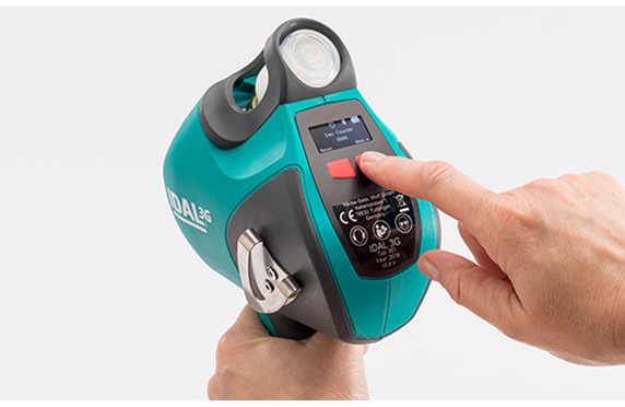 Mãos a segurar um dispositivo IDAL