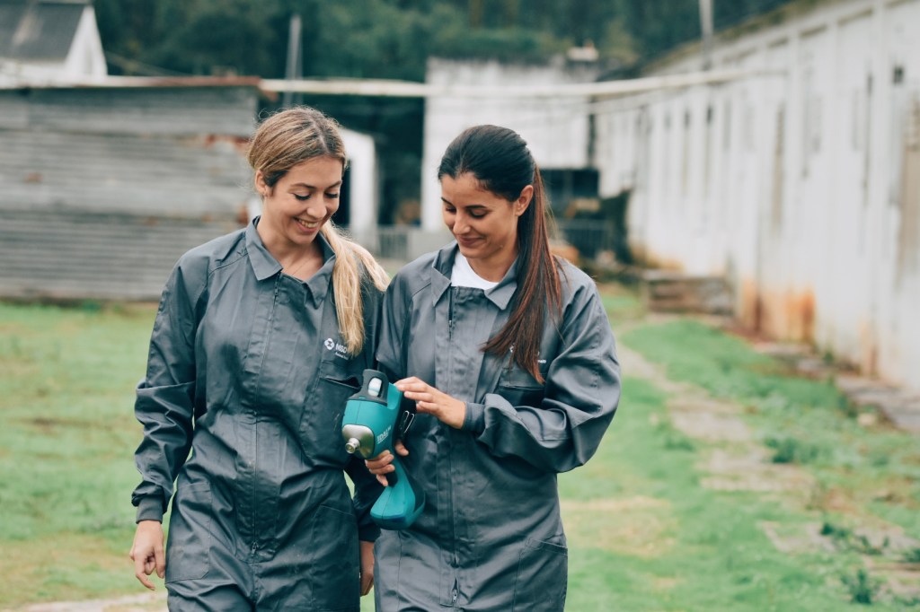 Duas meninas olhando para um dispositivo Idal®.