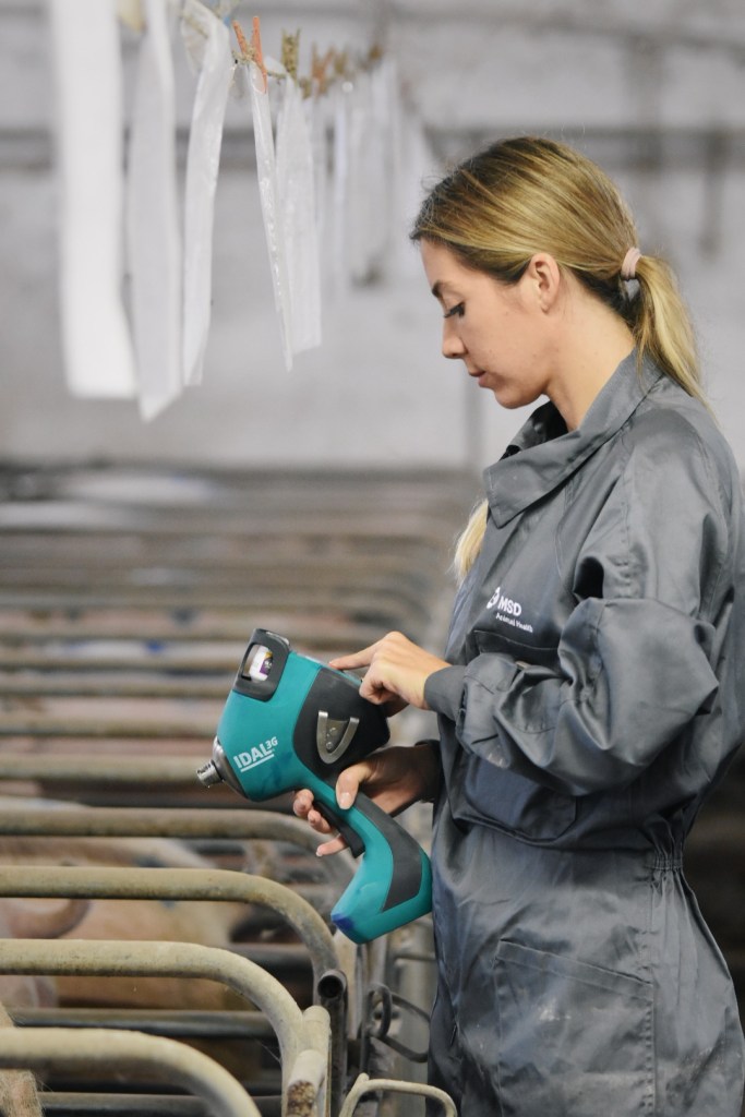 Women looking at an Idal® device